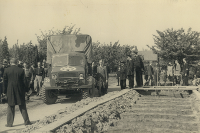 501122 Afbeelding van de aankomst van de rouwstoet voor de begrafenisplechtigheid van gesneuvelde leden van de B.S. ...